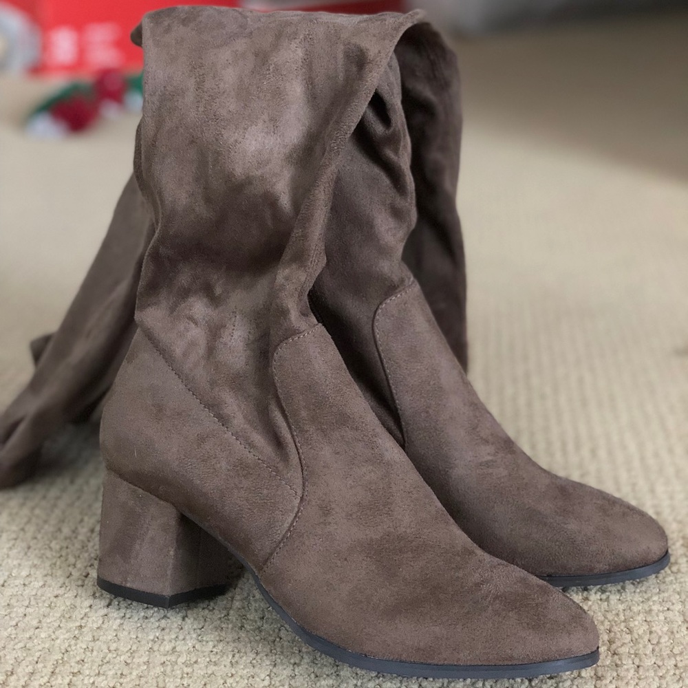 BRAND NEW HIGH KNEE BOOTS NEVER WORN